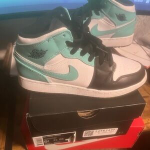 Size 5.5y used Jordan 1 mids